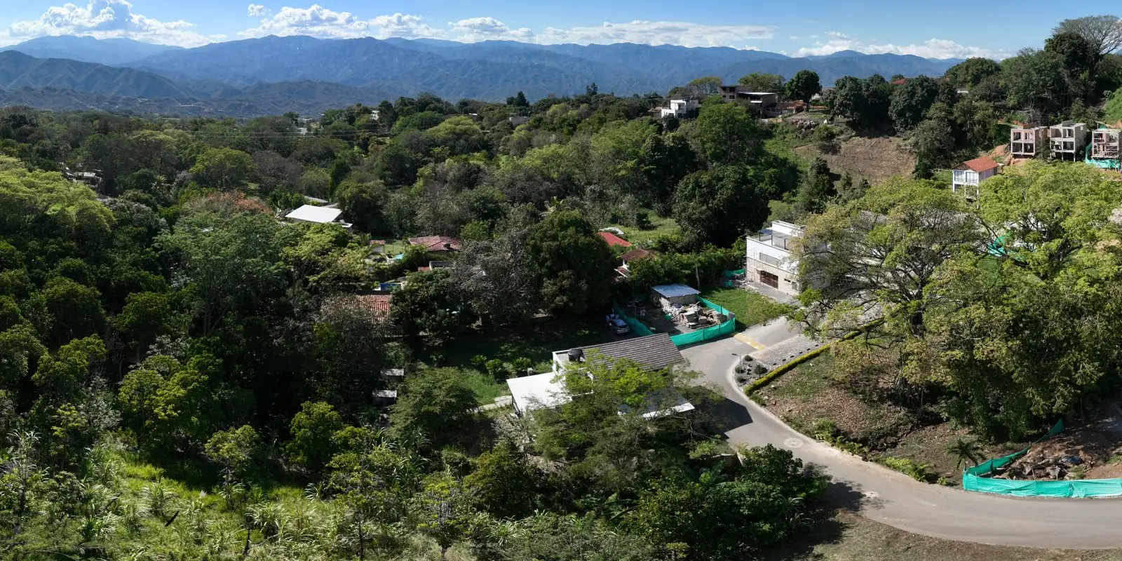 Vista aérea de un proyecto de lotes en ladera