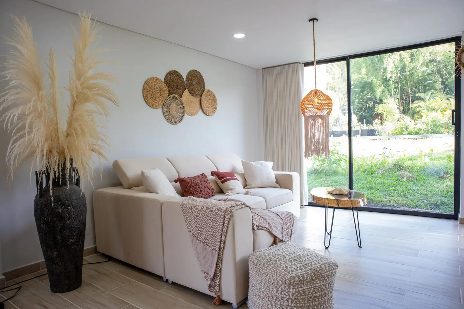 Sala de una casa modelo con doble altura